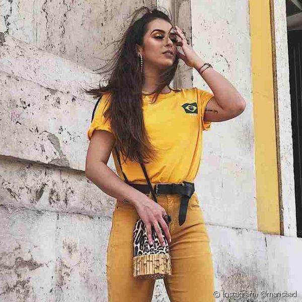 A camisa do Brasil pode ser combinada com outras peças amarelas em tons mais suaves para um look estilosos (Foto: Instagram @marisaad)